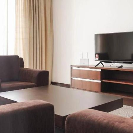 Bay Resort Condominium 3-Bedrooms With Swimming Pool Near The Seaside Miri Exterior photo